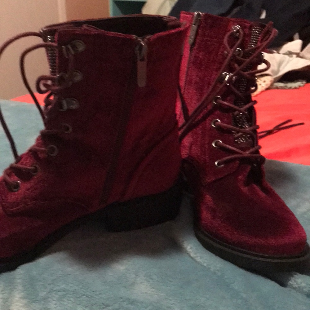 Shoes - Picture 3 of 7